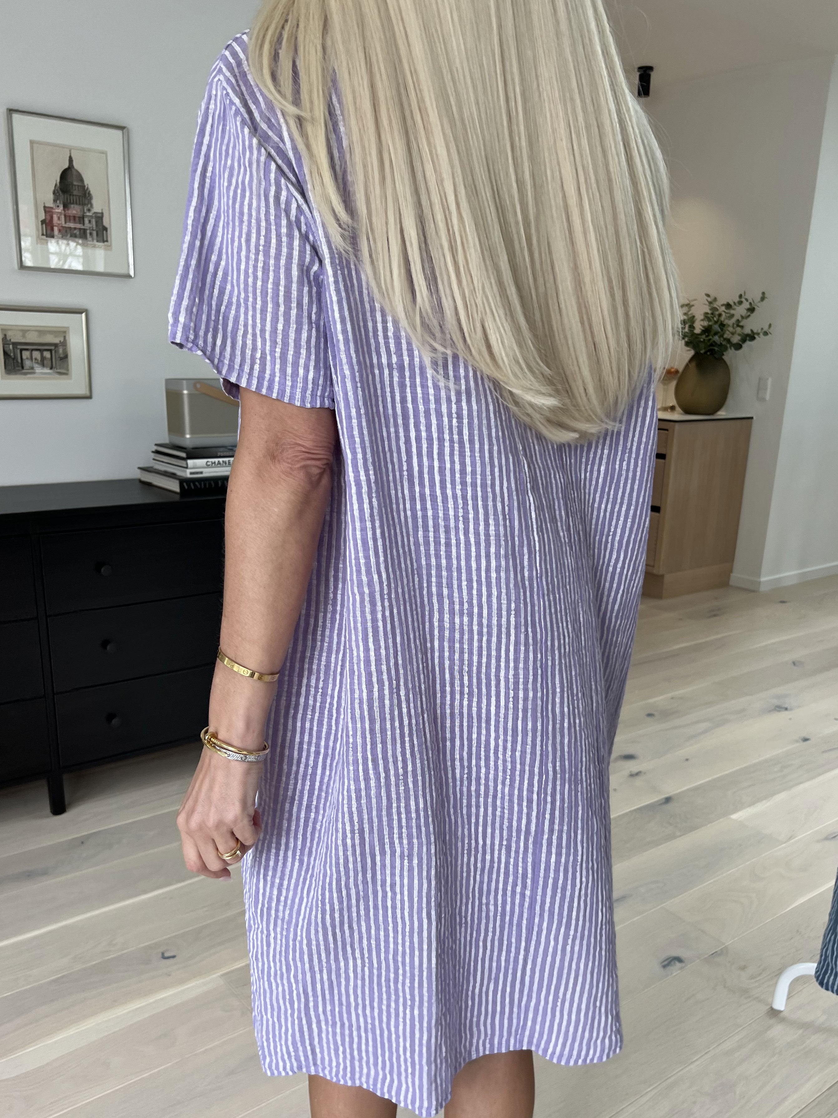 Louise - Finrandig klänning i linneaktigt bomullstyg